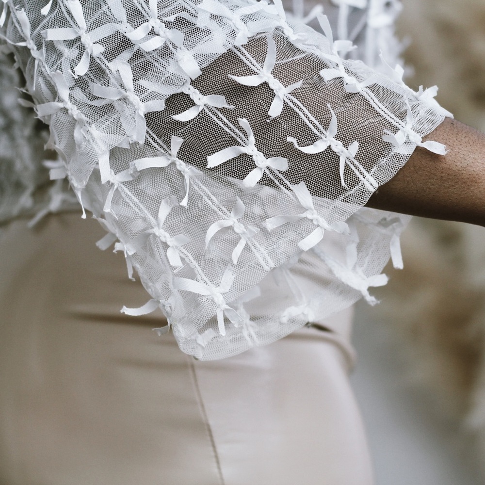 White cropped mesh bow top with bell sleeve - Picture 6 of 6